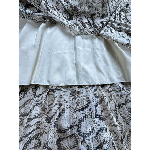 NWT Chicwish Snake Printed Asymmetric Chiffon Maxi Skirt Gray Women's Size XS-S - Picture 5 of 9